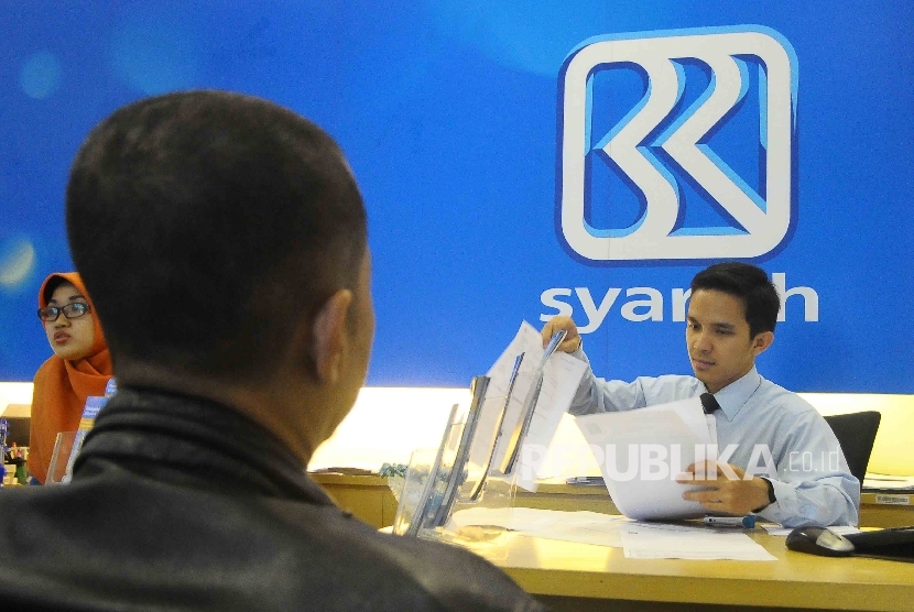 Karyawan melayani nasabah di Banking Hall Bank BRI Syariah, Jakarta.