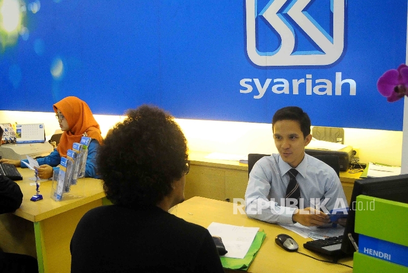 Karyawan melayani nasabah di Banking Hall Bank BRI Syariah, Jakarta. ilustrasi