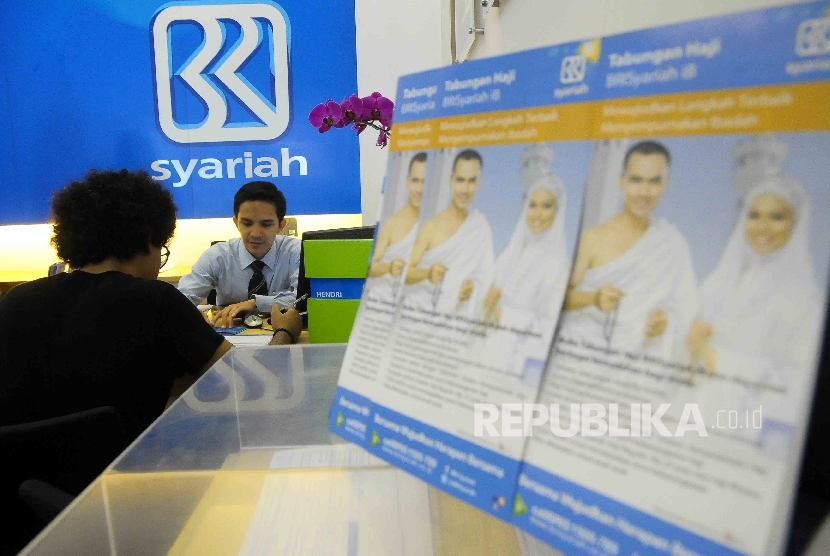 Karyawan melayani nasabah di Banking Hall Bank BRI Syariah, Jakarta.