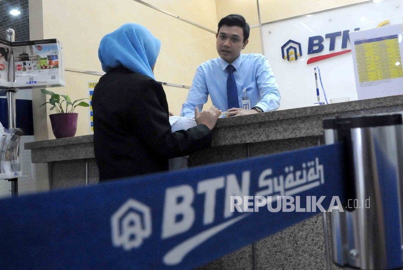 Karyawan melayani nasabah di Banking Hall Bank BTN Syariah, Jakarta, Jumat (27/5). (Republika/ Agung Supriyanto)