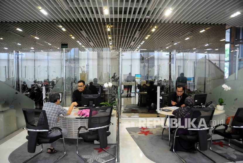 Karyawan melayani nasabah di Gedung Asuransi Prudential, Jakarta, Selasa (15/11). 