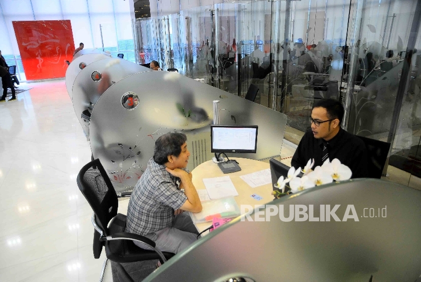 Karyawan melayani nasabah di Gedung Asuransi Prudential, Jakarta, Selasa (15/11). 