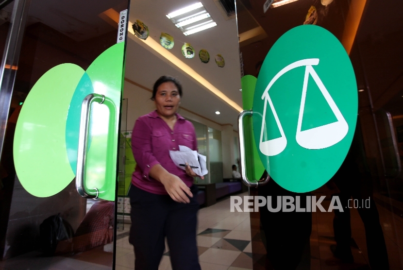  Karyawan melayani nasabah di kantor Pegadaian Syariah, Jakarta, Senin (17/7). 