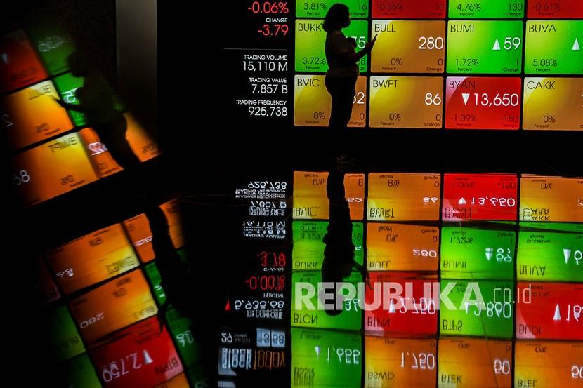 Karyawan melintas di dekat layar monitor pergerakan Indeks Harga Saham Gabungan (IHSG) di Bursa Efek Indonesia, Jakarta, Selasa (29/6/2021). IHSG ditutup di zona hijau dengan penguatan 0,16 persen ke level 5.949,05.