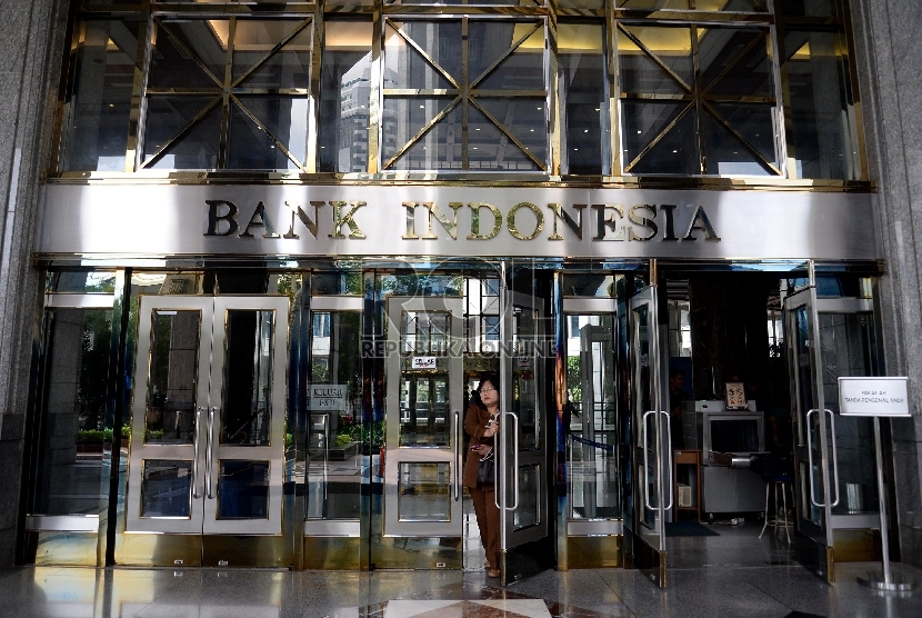 Karyawan melintas di Lobby Gedung Bank Indonesia, Jakarta, Selasa (14/4).  (Prayogi/Republika)