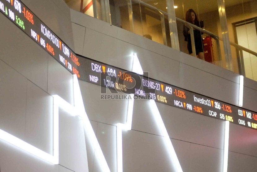 Karyawan memantau Indeks Harga Saham Gabungan (IHSG) pada layar papan indeks saham di Bursa Efek Indonesia (BEI), Jakarta.