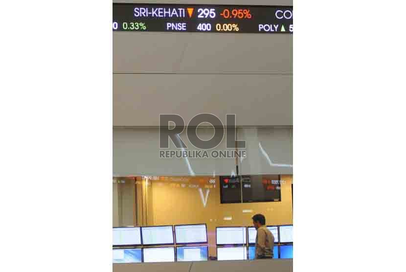 Karyawan memantau Indeks Harga Saham Gabungan (IHSG) pada layar komputer di Bursa Efek Indonesia (BEI), Jakarta, Kamis (9/7).