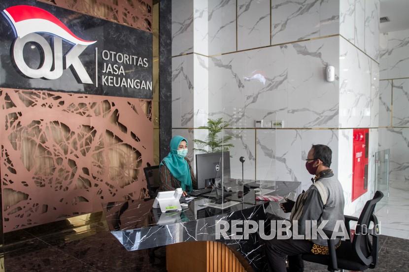 Karyawan memberikan pelayanan usai peresmian kantor baru Otoritas Jasa Keuangan (OJK) Solo di Jalan Slamet Riyadi, Solo, Jawa Tengah, Jumat (19/6/2020).