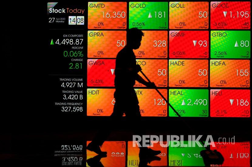 Karyawan membersihkan lantai di depan layar yang menampilkan informasi pergerakan saham di gedung Bursa Efek Indonesia, Jakarta, Senin (27/4/2020). Indeks Harga Saham Gabungan (IHSG) pada perdagangan Senin sore ditutup positif dengan menguat 17 poin atau 0,38 persen ke level 4.513. 