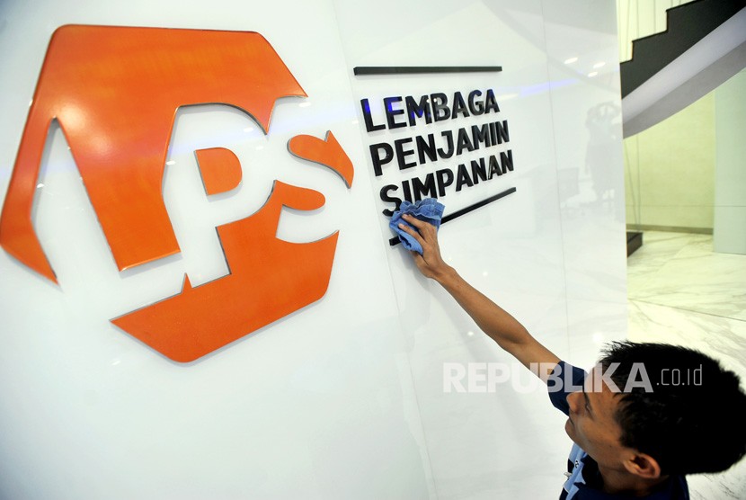 Karyawan membersihkan logo baru Lembaga Penjamin Simpanan (LPS) di Jakarta. LPS menyebut, likuiditas bank BUKU I sudah mulai membaik.