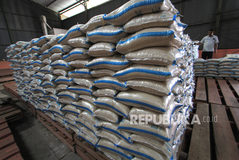 Karyawan memeriksa stok beras di Gudang Bulog. ilustrasi (Antara/Dedhez Anggara)