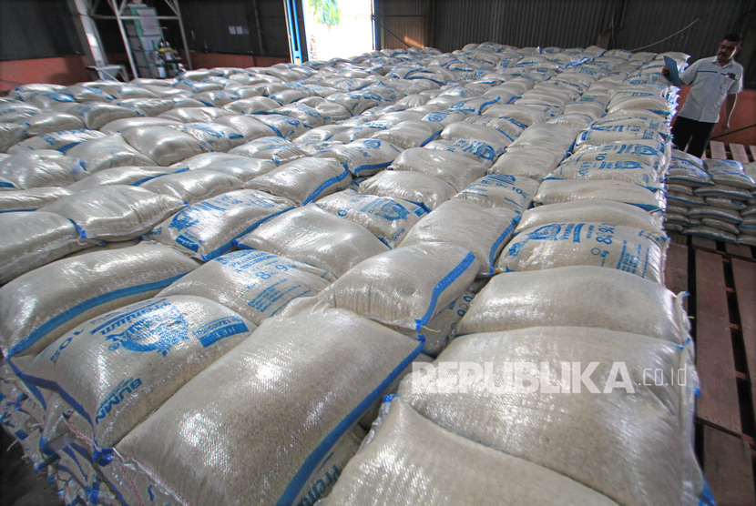Karyawan memeriksa stok beras di Gudang Bulog Subdrive Indramayu, Jawa Barat/