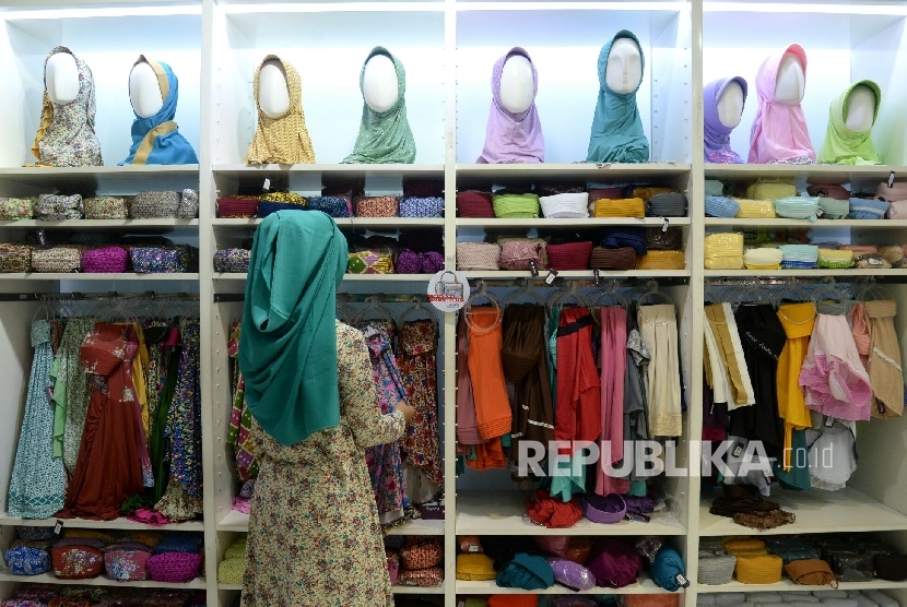 Karyawan menata busana hijab di Gerai Elzatta ,Jakarta, Kamis (8/9). (Republika/Prayogi)