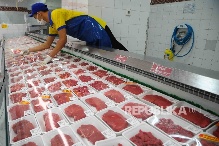 Karyawan menata daging sapi di salah satu pusat perbelanjaan di Jakarta, Selasa (21/6).