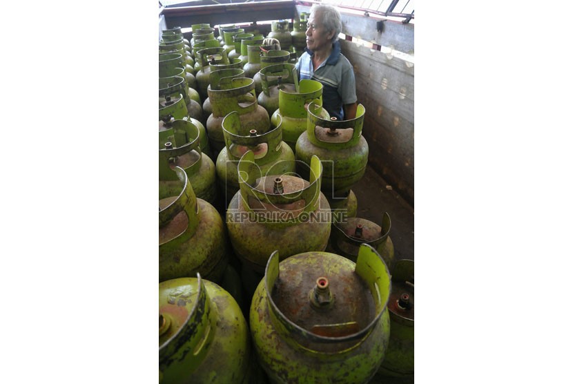  Karyawan menata elpiji kemasan 3 kilogram di salah satu agen pemasok di Jakarta, Senin (15/9). (Republika/Prayogi)