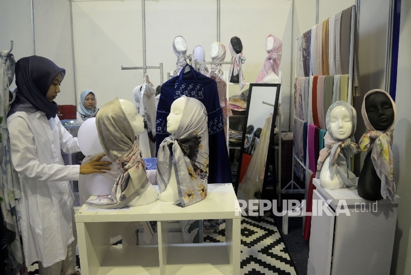 Karyawan menata produk fasion muslim yang di pamerakan pada The 2nd Indonesia Internasional Halal Lifestyle Expo & Conference (INHALEC) di Balai Kartini, Jakarta, Kamis (19/10).