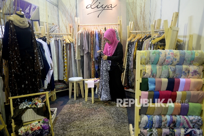 Karyawan menata produk fasion muslim yang di pamerakan pada The 2nd Indonesia Internasional Halal Lifestyle Expo & Conference (INHALEC) di Balai Kartini, Jakarta, Kamis (19/10).