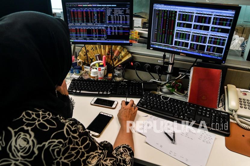 Karyawan mengamati pergerakan harga saham di Jakarta, Kamis (11/2/2021). Pasar modal syariah dinilai telah mengalami perkembangan yang sangat signifikan dalam 10 tahun terakhir.