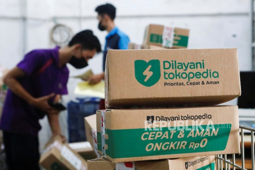 Karyawan mengemas barang di gudang unit e-commerce Goto, Tokopedia, di Jakarta, Indonesia, 31 Agustus 2022. 