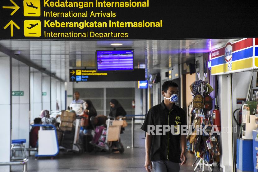 Karyawan mengenakan masker di Bandara Husein Sastranegara, Kota Bandung, Rabu (4/3). 