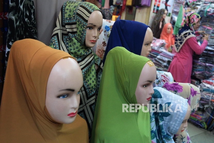  Karyawan menjaga salah satu toko kerudung muslimah di Thamrin City, Jakarta, Selasa (10/1). 