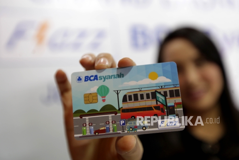Karyawan menujukkan uang elektronik Flazz BCA Syariah yang baru diluncurkan di Jakarta, Rabu (6/9). 