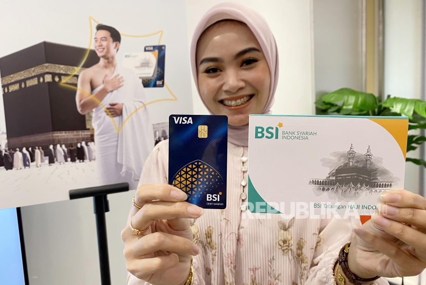 Karyawan menunjukkan buku Tabungan Haji BSI di Jakarta, Selasa (13/8/2025). BSI meluncurkan program Tabungan Haji Berhadiah Umroh. BSI menargetkan pertumbuhan dana haji sebesar Rp1 triliun setiap bulan. Target tersebut didorong dengan program Tabungan Haji Berhadiah Umroh untuk mendorong masyarakat menabung biaya haji.