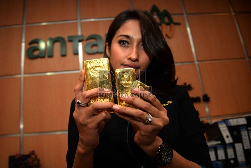Karyawan menunjukkan emas batangan Antam, Jakarta, Senin (19/1).(Republika/Yasin Habibi)