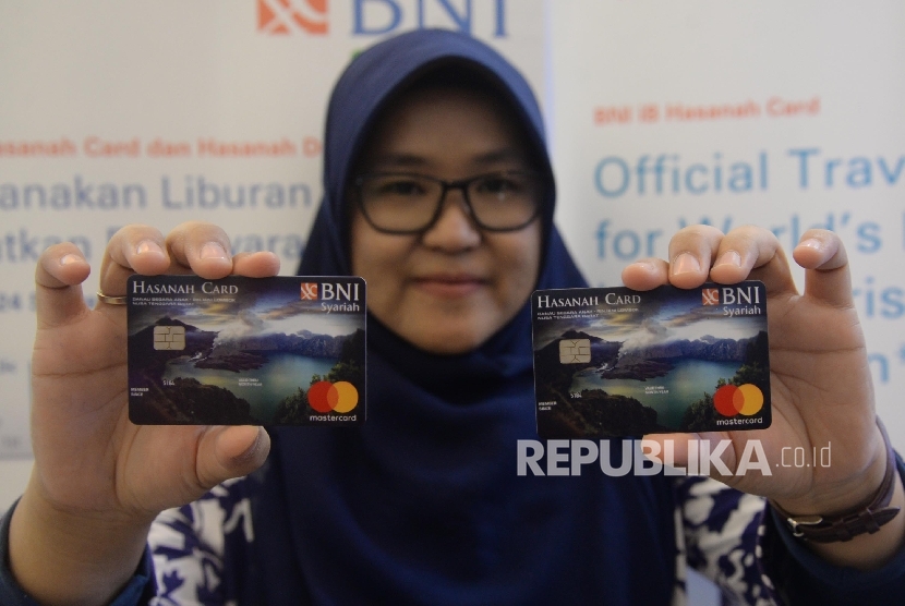 Karyawan menunjukkan Kartu BNI IB Hasanah Card.