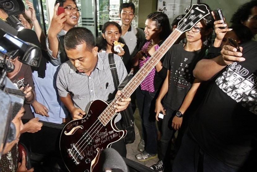 Karyawan Pemprov DKI Jakarta menunjukkan gitar bass milik Gubernur DKI Jakarta Joko Widodo saat melaporkan gitar tersebut ke Direktorat Gratifikasi KPK, Jakarta, Senin (6/5).