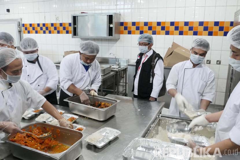 Karyawan perusahaan Al Andalus, katering yang melayani konsumsi calon jamaah haji di Madinah, menyiapkan paket makan malam ke dalam boks untuk selanjutnya didistribusikan ke hotel-hotel calon jamaah haji. 