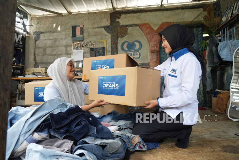 Karyawan PNM berhasil mengumpulkan 60 kilogram celana jeans layak pakai untuk didonasikan kepada Bu Aan, nasabah PNM Mekaar.