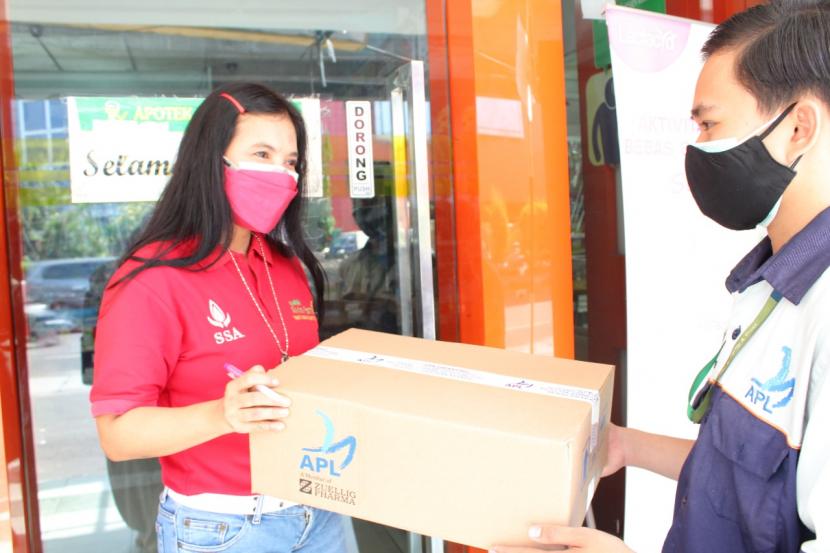 Karyawan PT Anugerah Pharmindo Lestari (APL) mengantarkan pesanan pada konsumen (ilustrasi) 