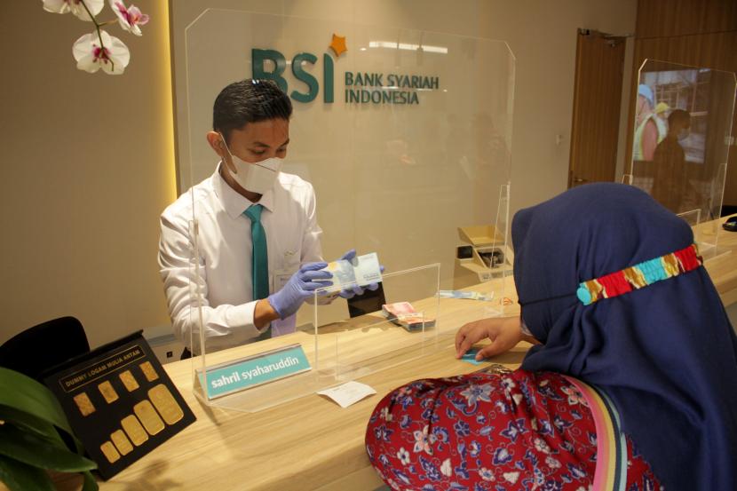 Nasabah ex-BNIS Bisa Mengaktifkan BSI Mobile. Foto:  Karyawan PT Bank Syariah Indonesia Tbk (BSI) melayani nasabah di kantor BSI Regional XI Makassar, Sulawesi Selatan.