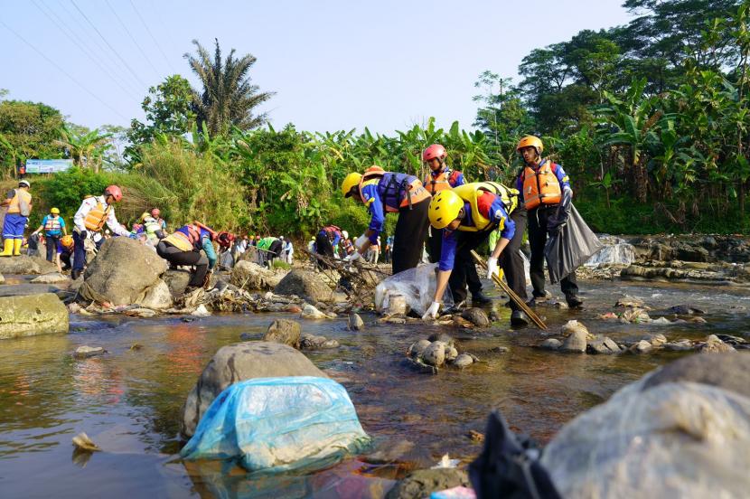 Karyawan PT Indocement melakukan bersih-bersih sampah di Sungai Cileungsi, Kabupaten Bogor, Jawa Barat.