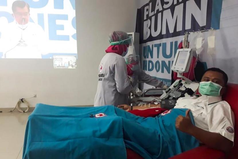 Karyawan PT Semen Tonasa melakukan donor plasma konvalesen di kantor PMI Kota Makassar.