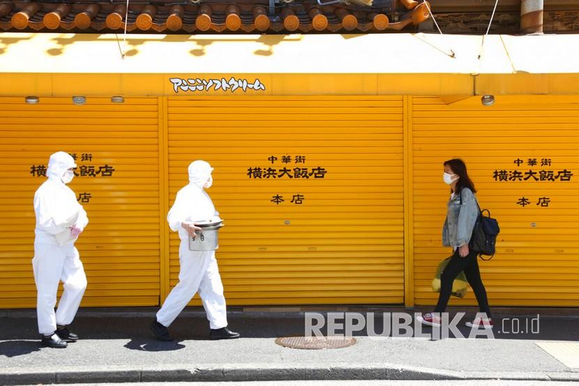 Karyawan restoran mengenakan pakaian alat pelindung diri untuk menekan penyebaran COVID-19  di Tokyo, Jepang 