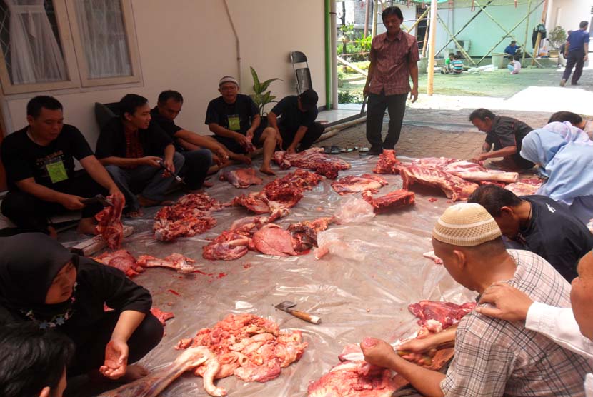 Karyawan RSI Bogor memotong dan menyiapkan daging kurban untuk didistribusikan kepada masyarakat sekitar RSI Bogor, Kamis (24/9).