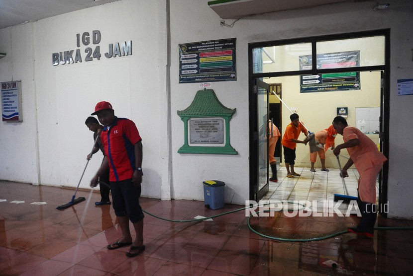 Karyawan rumah sakit membersihkan material sisa banjir di Mayong, Jepara, Jawa Tengah. Petambak bandeng di Jepara mengaku alami kerugian akibat banjir rob.