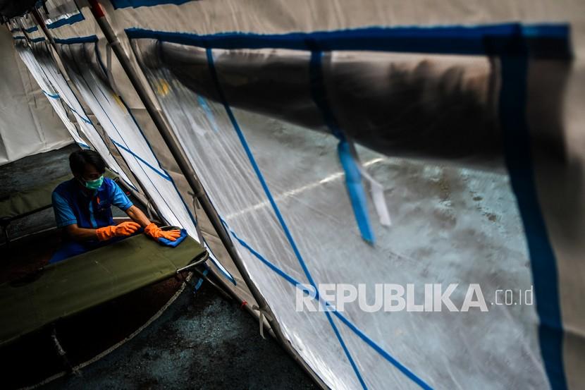 Karyawan Rumah Sakit Umum Daerah (RSUD) Tarakan menyiapkan velbed di dalam tenda darurat yang didirikan di halaman SDN 2 Cideng, Jakarta, Selasa (29/6/2021). Menyusul adanya lonjakan kasus COVID-19 di Jakarta, tenda darurat tersebut akan diperuntukkan perawatan bagi pasien yang terkonfirmasi positif COVID-19 dengan kapasitas 10 tempat tidur.