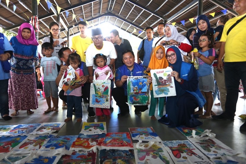 Karyawan Samsung Indonesia berkolaborasi memberikan pelatihan untuk warga di Kampung Muara.