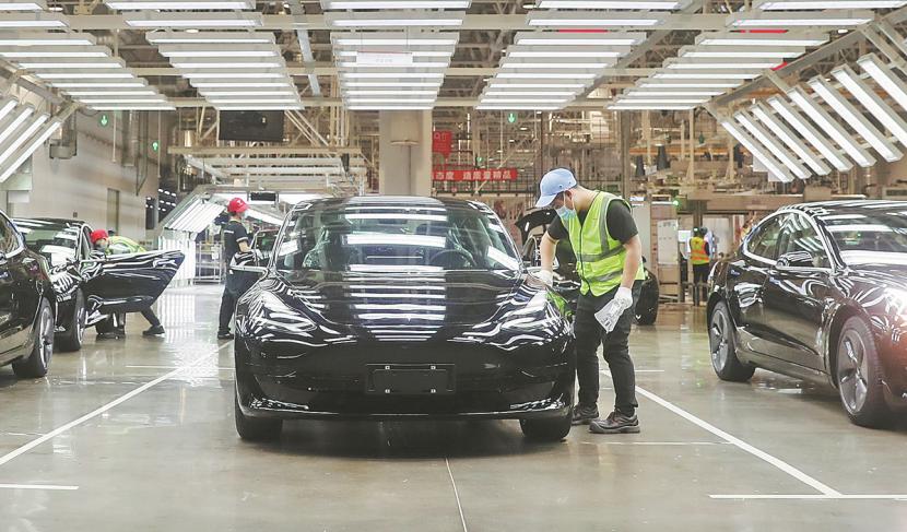 Karyawan sedang bekerja di pabrik Tesla Shanghai 