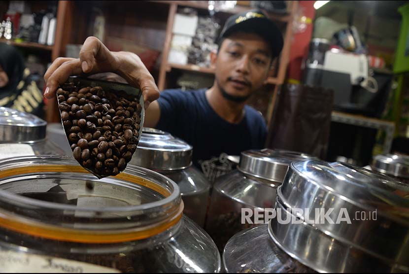 Karyawan toko dunia kopi melayani pembeli di Pasar Santa, Jakarta. Beberapa negara kenakan tarif 10 persen untuk produk ekspor kopi Indonesia