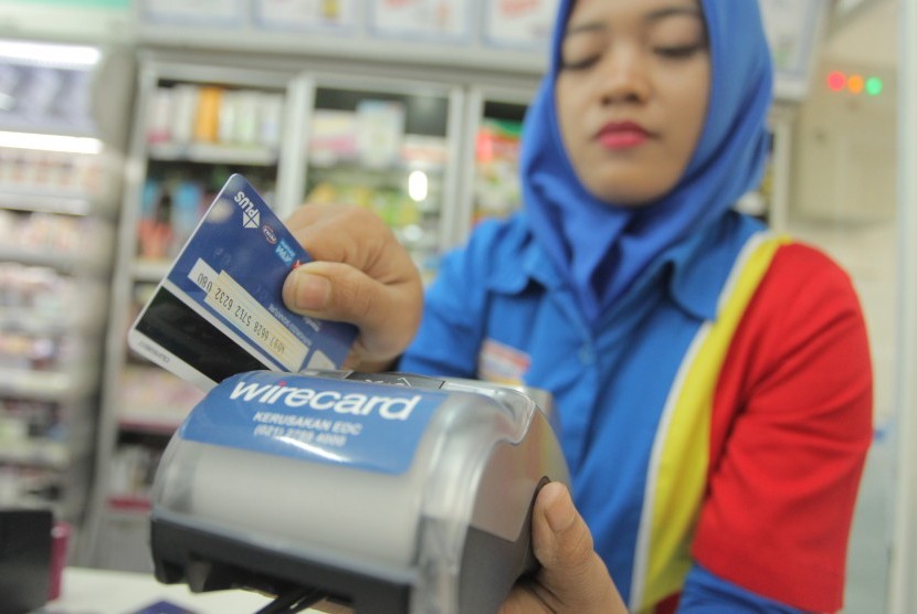 Karyawan toko mengesekan kartu debit di mesin Electronic Data Capture (EDC) di Jakarta, Selasa (5/9).