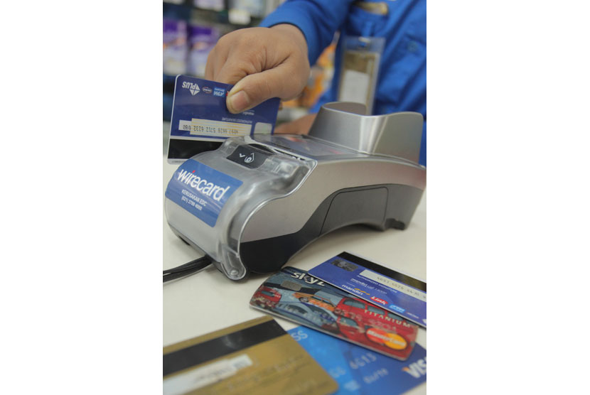 Karyawan toko mengesekan kartu debit di mesin (EDC) di Jakarta, Selasa (5/9). Transaksi elektronik menjadi salah satu indikator tumbuhnya konsumsi rumah tangga. Transaksi dengan kartu meningkat 14,56 persen.