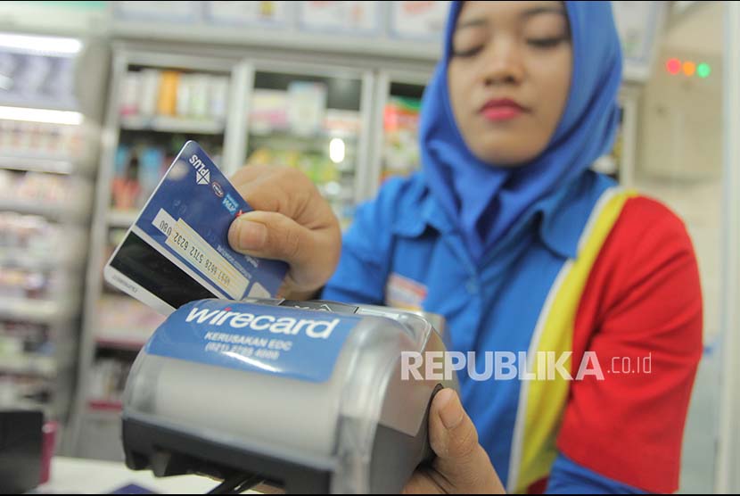 Karyawan toko mengesekan kartu debit di mesin Electronic Data Capture (EDC) di Jakarta, Selasa (5/9). Bank Indonesia (BI) melarang dilakukannya penggesekan ganda (double swipe) dalam transaksi nontunai dalam setiap transaksi dan kartu hanya boleh digesek sekali di mesin Electronic Data Capture (EDC), dan tidak dilakukan penggesekan lainnya, termasuk di mesin kasir. 