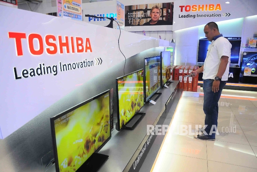  Karyawan Toshiba menunggu pengunjung di salah satu toko elektronik, Jakarta, Rabu (3/2). 