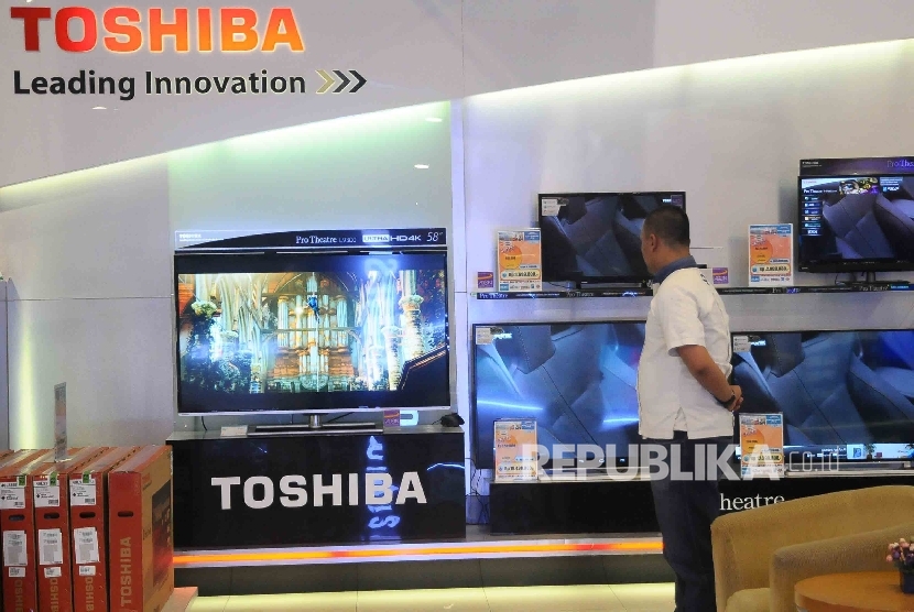 Karyawan Toshiba menunggu pengunjung di salah satu toko elektronik, Jakarta, Rabu (3/2). 