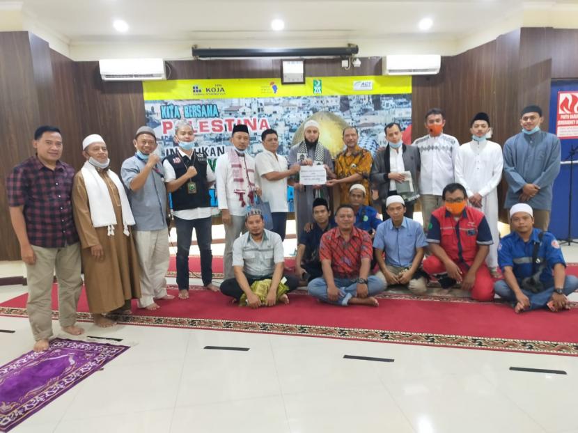 Karyawan TPK Koja memberikan bantuan kepada warga Gaza yang diwakili dai dari Kementrian Wakaf Palestina, Syaikh Anas Al Mashiri, di Jakarta (28/5).