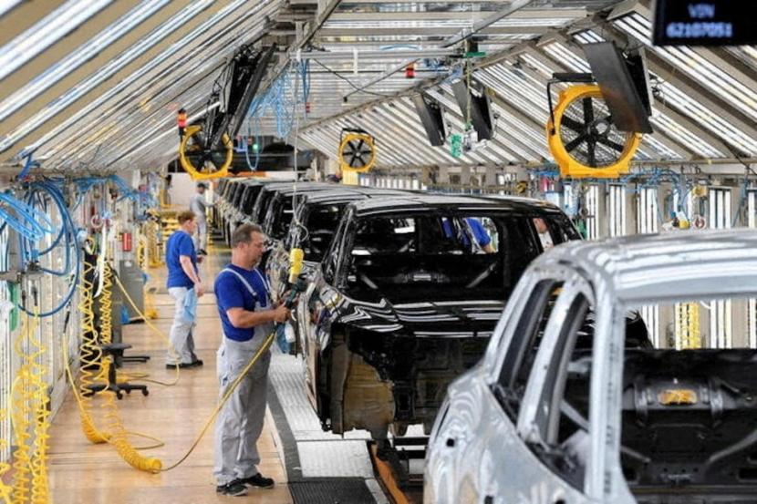 Karyawan Volkswagen bekerja di jalur produksi mobil Golf VIII dan Tiguan di kantor pusat VW di Wolfsburg, Jerman, 23 Mei 2024.